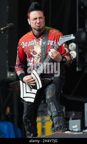 Jason Hook, de Five Finger Death Punch, qui se produit en direct au Leeds Festival 2016 à Bramham Park, au Royaume-Uni.Date de la photo : vendredi 26 août 2016.Crédit photo : Katja Ogrin/ EMPICS Entertainment. Banque D'Images