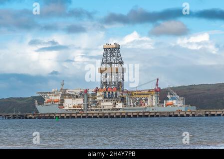 Vue depuis l'ancienne jetée de Fairlie avec un bateau de télépose à l'heure actuelle à Port à la jetée de Hunterston, dans le comté d'Ayrshire, en Écosse. Banque D'Images