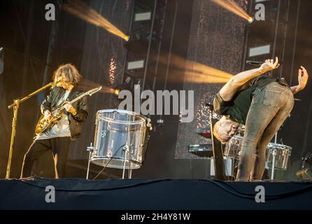 DaN Reynolds et Wayne Sermon d'imagine Dragons se présentant en direct au Leeds Festival 2016 à Bramham Park, Royaume-Uni.Date de la photo: Dimanche 28 août 2016.Crédit photo : Katja Ogrin/ EMPICS Entertainment. Banque D'Images