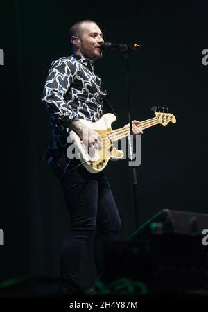 Matt Willis, de Busted, se joue en direct sur scène à Free radio Live 2016 à la Genting Arena de Birmingham, au Royaume-Uni.Date de la photo: Samedi 26 novembre 2016.Crédit photo : Katja Ogrin/ EMPICS Entertainment. Banque D'Images