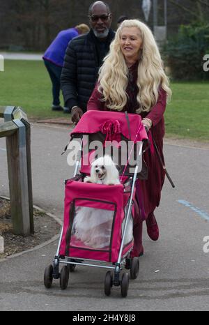 Les chiens et leurs propriétaires arrivent pour la deuxième journée du spectacle de chiens Crufts 2017 au NEC à Birmingham, Royaume-Uni.Date de la photo: Vendredi 10 mars 2017.Crédit photo : Katja Ogrin/ EMPICS Entertainment. Banque D'Images