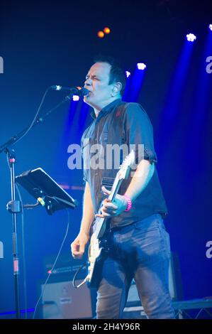 David Gedge, du Wedding Present, se présentant en direct sur scène pendant le 6Music Festival à Tramway à Glasgow, Royaume-Uni.Date de la photo: Dimanche 26 mars 2017.Crédit photo : Katja Ogrin/ EMPICS Entertainment. Banque D'Images