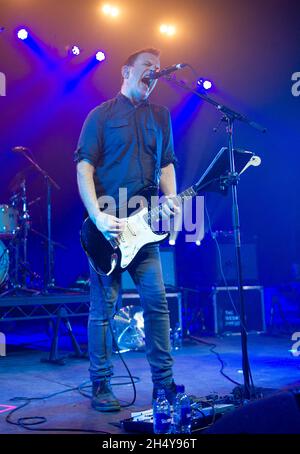David Gedge, du Wedding Present, se présentant en direct sur scène pendant le 6Music Festival à Tramway à Glasgow, Royaume-Uni.Date de la photo: Dimanche 26 mars 2017.Crédit photo : Katja Ogrin/ EMPICS Entertainment. Banque D'Images