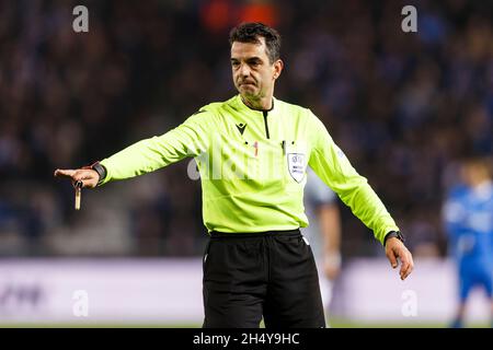 Genk, Belgique.04e novembre 2021.Arbitre Alexander Standev lors du match de l'UEFA Europa League Group H entre KRC Genk et West Ham United à Cegeka Arena le 4 novembre 2021 à Genk, Belgique.(Photo de Daniel Chesterton/phcimages.com) Credit: PHC Images/Alamy Live News Banque D'Images