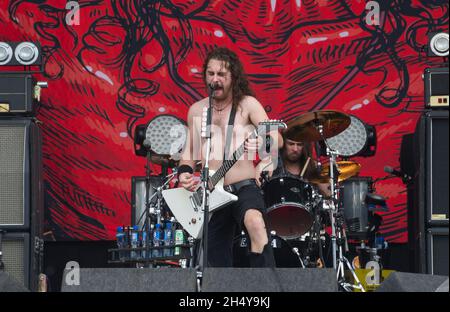 Joel O'Keeffe, chanteur principal d'Airbourne, interprète en direct sur scène le jour 3 du Download Festival à Donington Park, Royaume-Uni.Date de la photo: Dimanche 11 juin 2017.Crédit photo : Katja Ogrin/ EMPICS Entertainment. Banque D'Images