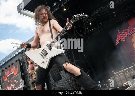 Joel O'Keeffe, chanteur principal d'Airbourne, interprète en direct sur scène le jour 3 du Download Festival à Donington Park, Royaume-Uni.Date de la photo: Dimanche 11 juin 2017.Crédit photo : Katja Ogrin/ EMPICS Entertainment. Banque D'Images