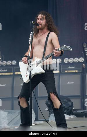 Joel O'Keeffe, chanteur principal d'Airbourne, interprète en direct sur scène le jour 3 du Download Festival à Donington Park, Royaume-Uni.Date de la photo: Dimanche 11 juin 2017.Crédit photo : Katja Ogrin/ EMPICS Entertainment. Banque D'Images