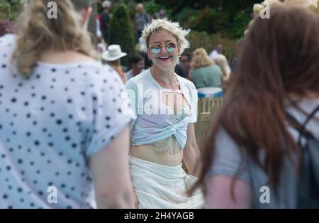 Les festivaliers profitent du soleil le 1er jour du Festival n° 6 2017 à Portmeirion, pays de Galles, Royaume-Uni.Date de la photo: Vendredi 8 septembre 2017.Crédit photo : Katja Ogrin/ EMPICS Entertainment. Banque D'Images