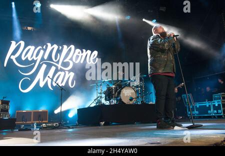 RAG'n'Bone Man en direct sur scène lors du festival n° 6 2017 à Portmeirion, pays de Galles, Royaume-Uni.Date de la photo: Dimanche 10 septembre 2017.Crédit photo : Katja Ogrin/ EMPICS Entertainment. Banque D'Images