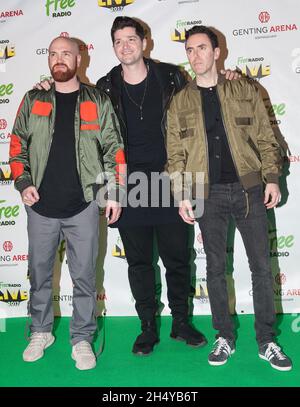 Danny O'Donoghue, Mark Sheehan et Glen Power of the script se présentant en direct sur scène pendant la radio en direct 2017 à la salle Genting Arena de Birmingham, Royaume-Uni.Date de la photo: Samedi 11 novembre 2017.Crédit photo : Katja Ogrin/ EMPICS Entertainment. Banque D'Images