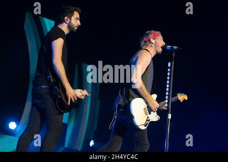 Alex Gaskarth et Jack Barakat de All Time Low se sont produits sur scène à la Genting Arena de Birmingham, au Royaume-Uni.Date de la photo: Jeudi 15 mars 2018.Crédit photo : Katja Ogrin/ EMPICS Entertainment. Banque D'Images