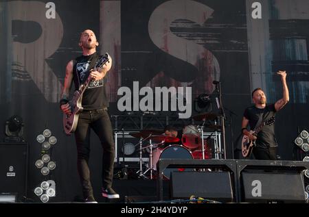 Le guitariste Zach Blair et le chanteur Tim McIlrath du groupe Rise Against exécutent en direct sur scène le jour 3 du Download Festival à Donington Park le 10 juin 2018 à Castle Donington, Angleterre.Date de la photo: Dimanche 10 juin 2018.Crédit photo : Katja Ogrin/ EMPICS Entertainment. Banque D'Images