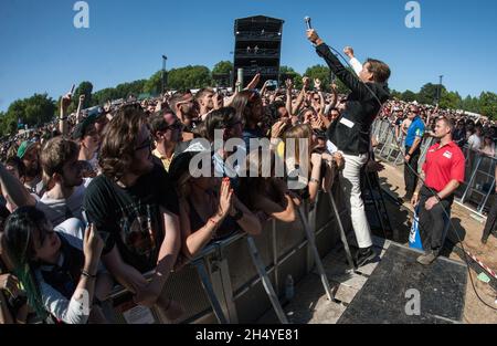 USAGE ÉDITORIAL SEULEMENT par Amlqvist des ruches se produit pendant le spectacle Queens of the Stone Age and Friends à Finsbury Park le 30 juin 2018 à Londres, en Angleterre.Date de la photo: Samedi 30 juin 2018.Crédit photo : Katja Ogrin/ EMPICS Entertainment. Banque D'Images