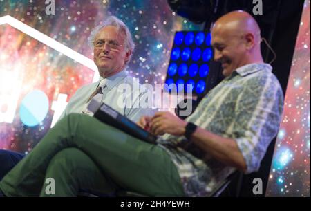 Richard Dawkins en conversation avec Jim Al-Khalili le deuxième jour du Festival Bluedot le 21 juillet 2018 à la Jodrell Bank, Angleterre.Date de la photo: Samedi 21 juillet 2018.Crédit photo : Katja Ogrin/ EMPICS Entertainment. Banque D'Images