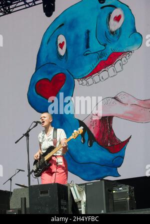 Les Regrettes ont lieu sur scène le deuxième jour du Leeds Festival à Bramham Park à Leeds, Royaume-Uni.Date de la photo: Samedi 25 août 2018.Crédit photo : Katja Ogrin/ EMPICS Entertainment. Banque D'Images