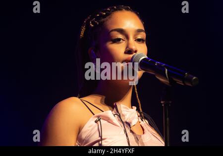 Jorja Smith se présente sur scène le 13 octobre 2018 à l'O2 Academy de Birmingham, en Angleterre.Date de la photo: Samedi 13 octobre 2018.Crédit photo : Katja Ogrin/ EMPICS Entertainment. Banque D'Images