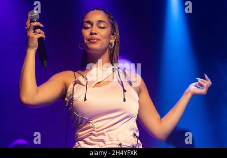 Jorja Smith se présente sur scène le 13 octobre 2018 à l'O2 Academy de Birmingham, en Angleterre.Date de la photo: Samedi 13 octobre 2018.Crédit photo : Katja Ogrin/ EMPICS Entertainment. Banque D'Images