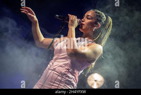 Jorja Smith se présente sur scène le 13 octobre 2018 à l'O2 Academy de Birmingham, en Angleterre.Date de la photo: Samedi 13 octobre 2018.Crédit photo : Katja Ogrin/ EMPICS Entertainment. Banque D'Images