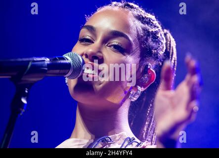 Jorja Smith se présente sur scène le 13 octobre 2018 à l'O2 Academy de Birmingham, en Angleterre.Date de la photo: Samedi 13 octobre 2018.Crédit photo : Katja Ogrin/ EMPICS Entertainment. Banque D'Images