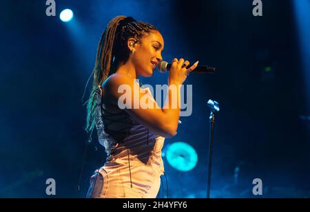 Jorja Smith se présente sur scène le 13 octobre 2018 à l'O2 Academy de Birmingham, en Angleterre.Date de la photo: Samedi 13 octobre 2018.Crédit photo : Katja Ogrin/ EMPICS Entertainment. Banque D'Images