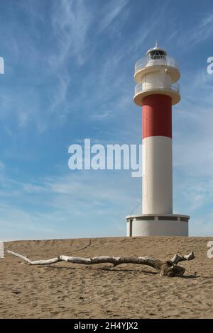 Vue verticale du phare Far del Fangar dans le delta de l'Ebre, en Espagne, par une journée ensoleillée et nuageux Banque D'Images