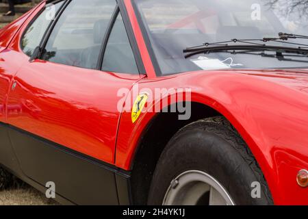 Gros plan du passage de roue avant droit et de l'écusson sur une Ferrari Berlinetta Boxer 512BBi classique rouge des années 1970. Banque D'Images