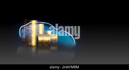 Pièce d'or ou crypto-monnaie et automobile bleue phosphorescente, bannière horizontale avec espace de copie sur fond noir Banque D'Images
