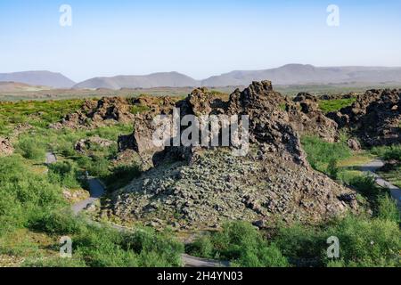Vue panoramique sur les champs de lave de forme inhabituelle et les formations rocheuses de Dimmuborgir près du lac Myvatn, Icelandare qui sont des terrains de la colonne de lave Banque D'Images