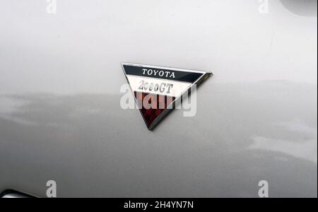 Gros plan de l'emblème en émail sur le côté d'une Toyota 2000 GT classique japonaise 60 coupé sport argenté Banque D'Images