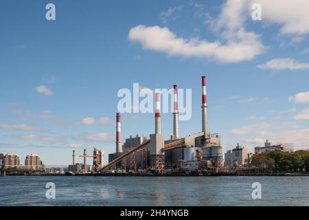 New York, NY, US-28 octobre 2021: Ravenswood Generating Station - une grande centrale électrique à New York alimentée par le mazout et le gaz naturel. Banque D'Images