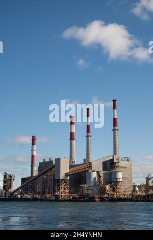 New York, NY, US-28 octobre 2021: Ravenswood Generating Station - une grande centrale électrique à New York alimentée par le mazout et le gaz naturel. Banque D'Images