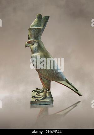 Ancienne statue égyptienne du faucon Horus, 664-332 av. J.-C., alliage de cuivre.Musée du Louvre E 14282.Horus falcon est debout et porte une couronne de Pschent.Hauteur : 53 cm Banque D'Images