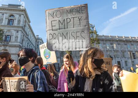 5 novembre 2021. Londres, Royaume-Uni. De jeunes militants pour le climat participent à une manifestation publique exigeant une action environnementale urgente. Les manifestants tiennent des pancartes indiquant « PLUS DE PROMESSES VIDES », « LE FUTUR » et « AIDE », avec des images de la Terre. La manifestation a lieu devant les bâtiments historiques du gouvernement, mettant en avant l'engagement civique et le plaidoyer pour le climat mené par les jeunes. Les étudiants se réunissent à Westminster, Londres, exigeant des mesures nécessaires pour réduire les émissions de dioxyde de carbone et agir conformément à l’Accord de Paris. Penelope Barritt/Alamy Live News Banque D'Images