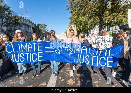 5 novembre 2021. Londres, Royaume-Uni. Manifestation pacifique de jour à Westminster, Londres, plaidant pour la justice climatique en tant que problème mondial racial et de genre. Les manifestants portent des banderoles et des pancartes avec des messages intersectionnels, soulignant les préoccupations environnementales, sociales et politiques. Les élèves et les écoliers se rassemblent à Parliament Square, à Londres, pour exiger les mesures nécessaires pour réduire les émissions de dioxyde de carbone et agir conformément à l’Accord de Paris. Penelope Barritt/Alamy Live News Banque D'Images