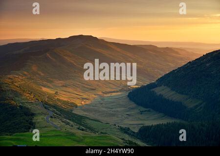 FRANCE, CANTAL (15), PARC NATUREL RÉGIONAL DES VOLCANS D'AUVERGNE, LAVIGERIE, PUY DE NIERMONT ET VALLÉE DE L'IMPRADINE Banque D'Images