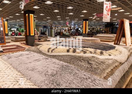 Khimki, Russie - juillet 25.2021. Vente de tapis dans le centre commercial Grandshopping Banque D'Images