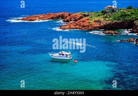 FRANCE.VAR (83) UNE CRIQUE DE LA CORNICHE D'OR DANS LE MASSIF DE L'ESTEREL Banque D'Images