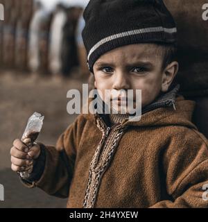 l'enfant pauvre sourit à la vie Banque D'Images