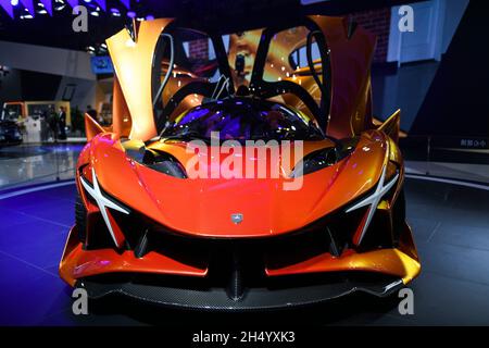 Shanghai, Chine.5 novembre 2021.Une nouvelle voiture de course énergétique Apollo est exposée à la 4e China International Import Expo (CIIE) à Shanghai, en Chine orientale, le 5 novembre 2021.Credit: Zhang Haofu/Xinhua/Alamy Live News Banque D'Images