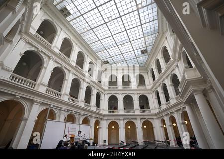 Hambourg, Allemagne.05ème novembre 2021.Les employés de l'équipe mobile de vaccination préparent la vaccination à la bibliothèque de l'État et de l'université de Hambourg.Il y avait suffisamment de vaccin Corona en stock à l'offre de vaccination ouverte pour servir tout le monde, a déclaré un porte-parole de l'autorité sanitaire.(À dpa 'offre de vaccination ouverte dans la bibliothèque universitaire - longue file d'attente devant la porte') Credit: Marcus Brandt/dpa/Alamy Live News Banque D'Images