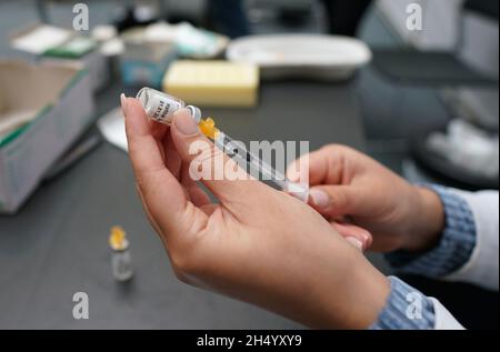 Hambourg, Allemagne.05ème novembre 2021.Un membre de l'équipe mobile de vaccination rédige une seringue de vaccin à la bibliothèque de l'État et de l'université de Hambourg.Il y avait suffisamment de vaccin Corona en stock à l'offre de vaccination ouverte pour servir tout le monde, a déclaré un porte-parole de l'autorité sanitaire.(À dpa 'offre de vaccination ouverte dans la bibliothèque universitaire - longue file d'attente devant la porte') Credit: Marcus Brandt/dpa/Alamy Live News Banque D'Images