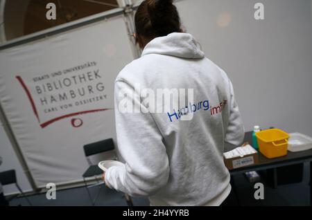 Hambourg, Allemagne.05ème novembre 2021.Un membre de l'équipe mobile de vaccination prépare une vaccination à la bibliothèque de l'État et de l'université de Hambourg.Il y avait suffisamment de vaccin Corona en stock à l'offre de vaccination ouverte pour servir tout le monde, a déclaré un porte-parole de l'autorité sanitaire.(À dpa 'offre de vaccination ouverte dans la bibliothèque universitaire - longue file d'attente devant la porte') Credit: Marcus Brandt/dpa/Alamy Live News Banque D'Images