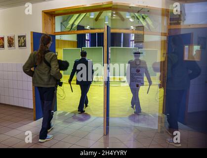 05 novembre 2021, Hessen, Büdingen: L'agent de presse de la police, Tobias Kremp (M), se rend dans l'après-midi au Wolfgang Konrad Hall, dans le quartier de Lorbach.À la recherche de la mère d'un nourrisson mort trouvé en 1999, un examen en série de l'ADN aura lieu ici à partir de samedi (06.11.2021).Les enquêteurs espèrent faire des progrès dans la résolution de l'homicide présumé.Environ 600 femmes de la région entourant la ville dans le district de Wetterau, qui avaient entre 13 et 30 ans quand le corps a été trouvé, ont été invitées à donner volontairement un échantillon de salive.Photo: Frank Rumpenhorst/dpa Banque D'Images