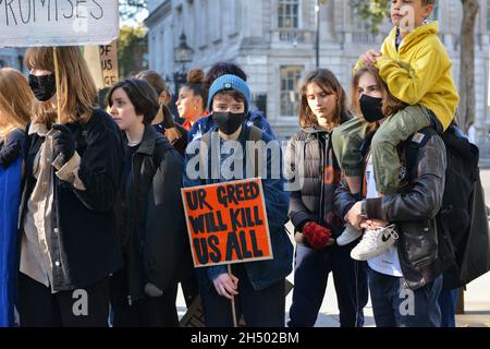 Londres, Royaume-Uni.5 novembre 2021.De jeunes manifestants pour le climat se sont rassemblés en face de Downing Street et ont défilé sur la place du Parlement pour démontrer le manque d'action du gouvernement en matière de climat.Credit: Thomas Krych/Alamy Live News Banque D'Images