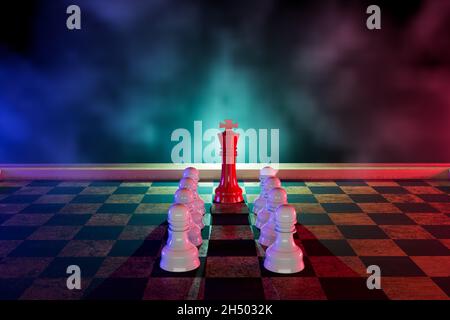 Jeu de Chessboard concept des idées d'affaires et de la concurrence et des idées de stratégie concept.Figures d'échecs sur un fond sombre avec de la fumée et du brouillard.rendu 3d Banque D'Images