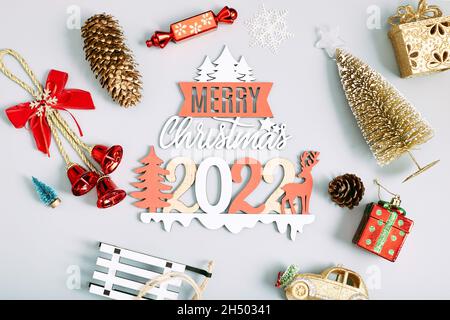 Composition de Noël avec jouets rouges et noeud à carreaux, concept d'hiver de vacances du nouvel an Banque D'Images