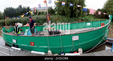 La coque restaurée d'un vieux bateau de pêche en bois servira de base au projet Nicholas de reconstruction d'un centre médiéval de Cog, Sandwich Banque D'Images