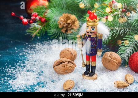 Noël nutcracker jouet soldat sur fond de Noël avec branches de sapin, noix, boules de Noël.Carte de vœux de Noël du nouvel an.Copier l'espace Banque D'Images