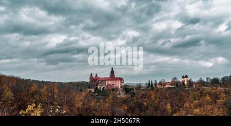 Vue panoramique sur le château de Fürstenstein (château de Książ) en Pologne. Banque D'Images