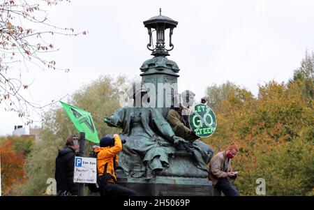 MANIFESTANTS SUR LE MONUMENT, 2021 Banque D'Images